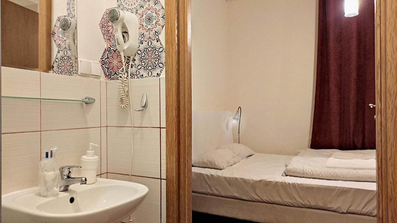 Helvetia Plus B&B - Private Rooms And Apartments Varšava Exteriér fotografie