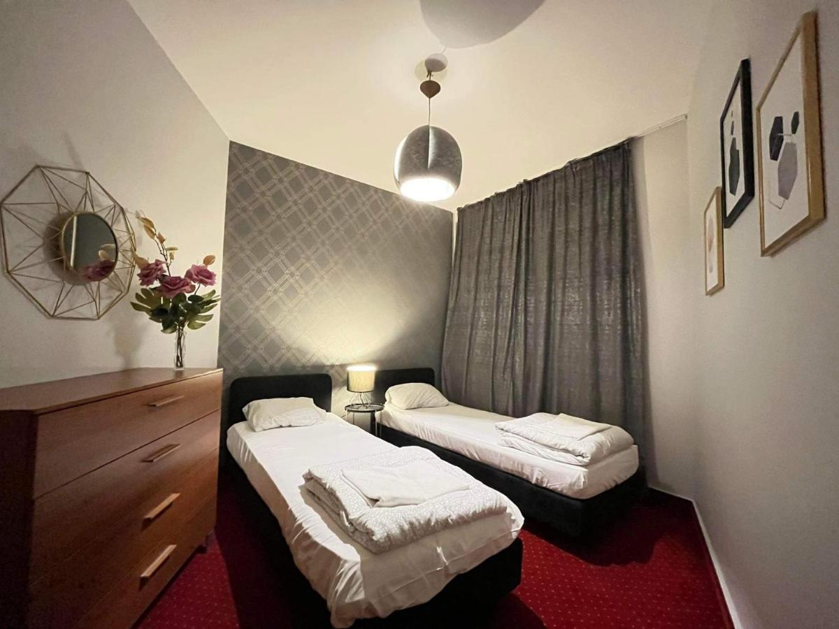 Helvetia Plus B&B - Private Rooms And Apartments Varšava Exteriér fotografie