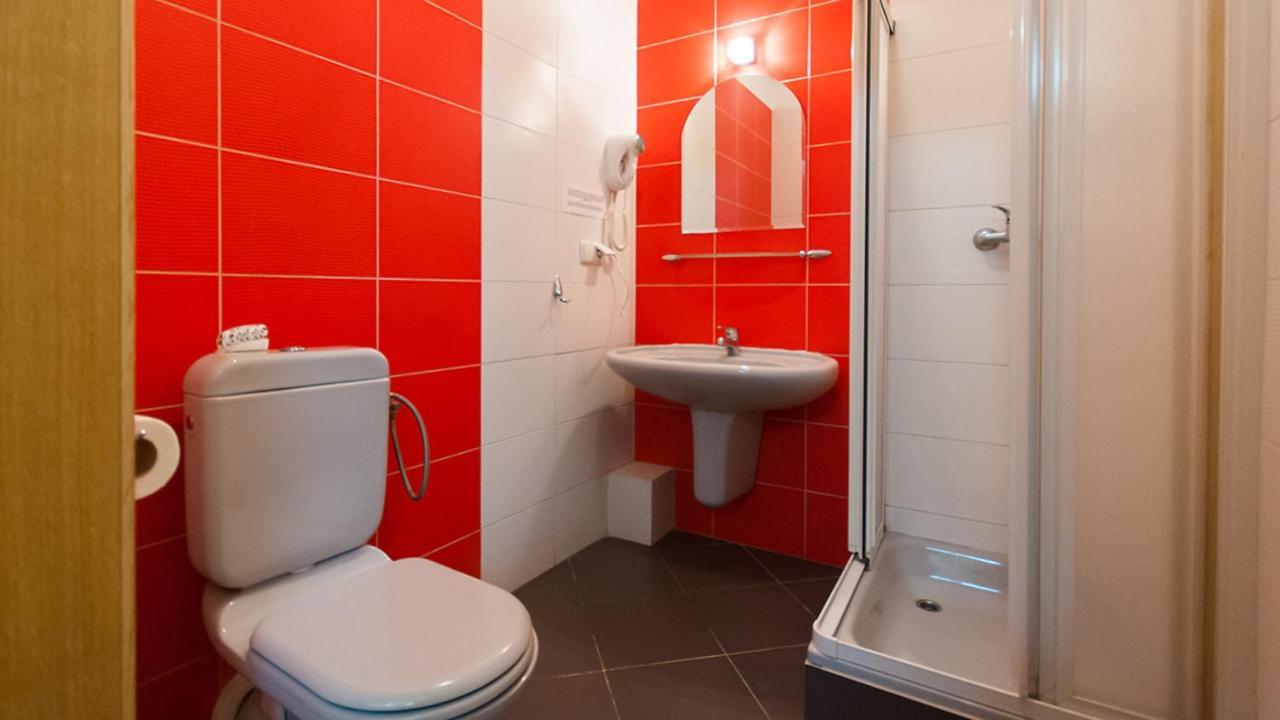 Helvetia Plus B&B - Private Rooms And Apartments Varšava Exteriér fotografie