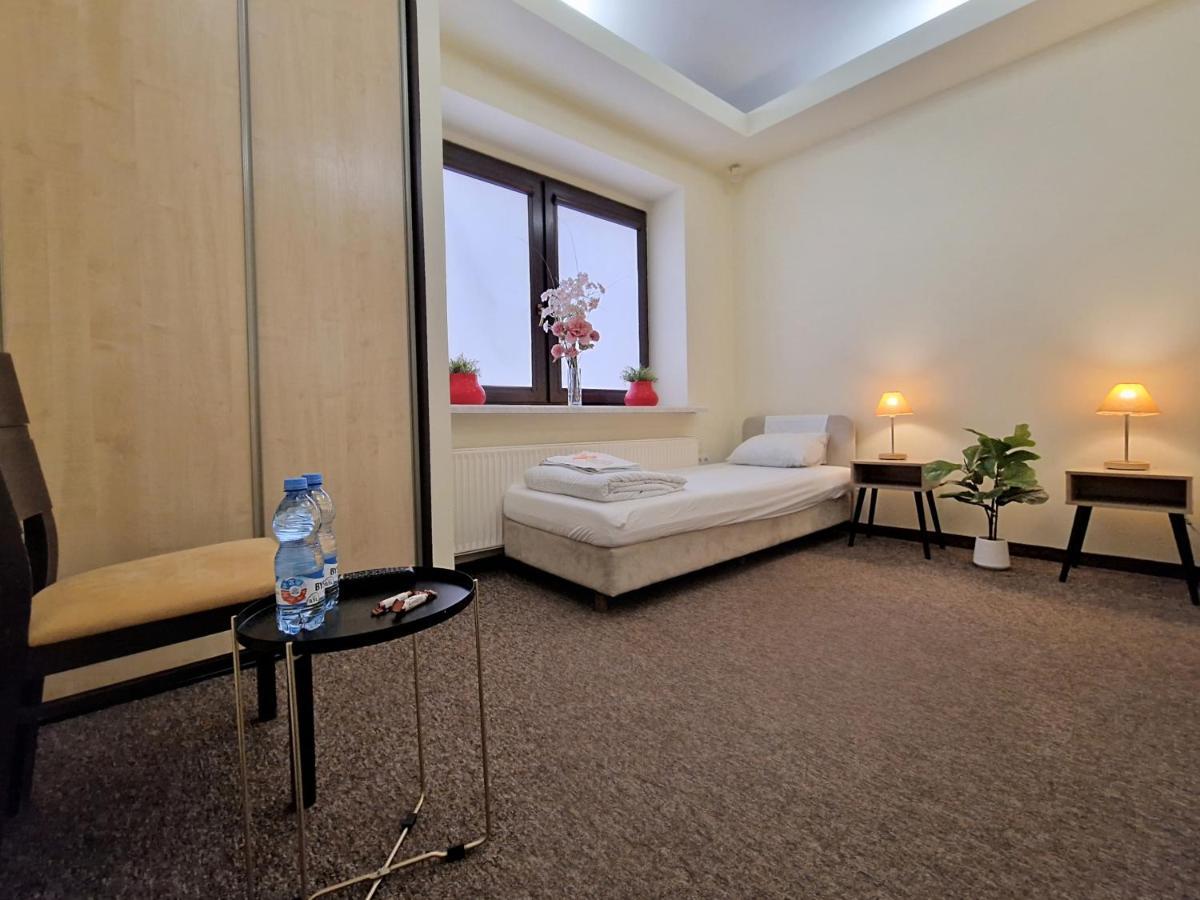 Helvetia Plus B&B - Private Rooms And Apartments Varšava Exteriér fotografie