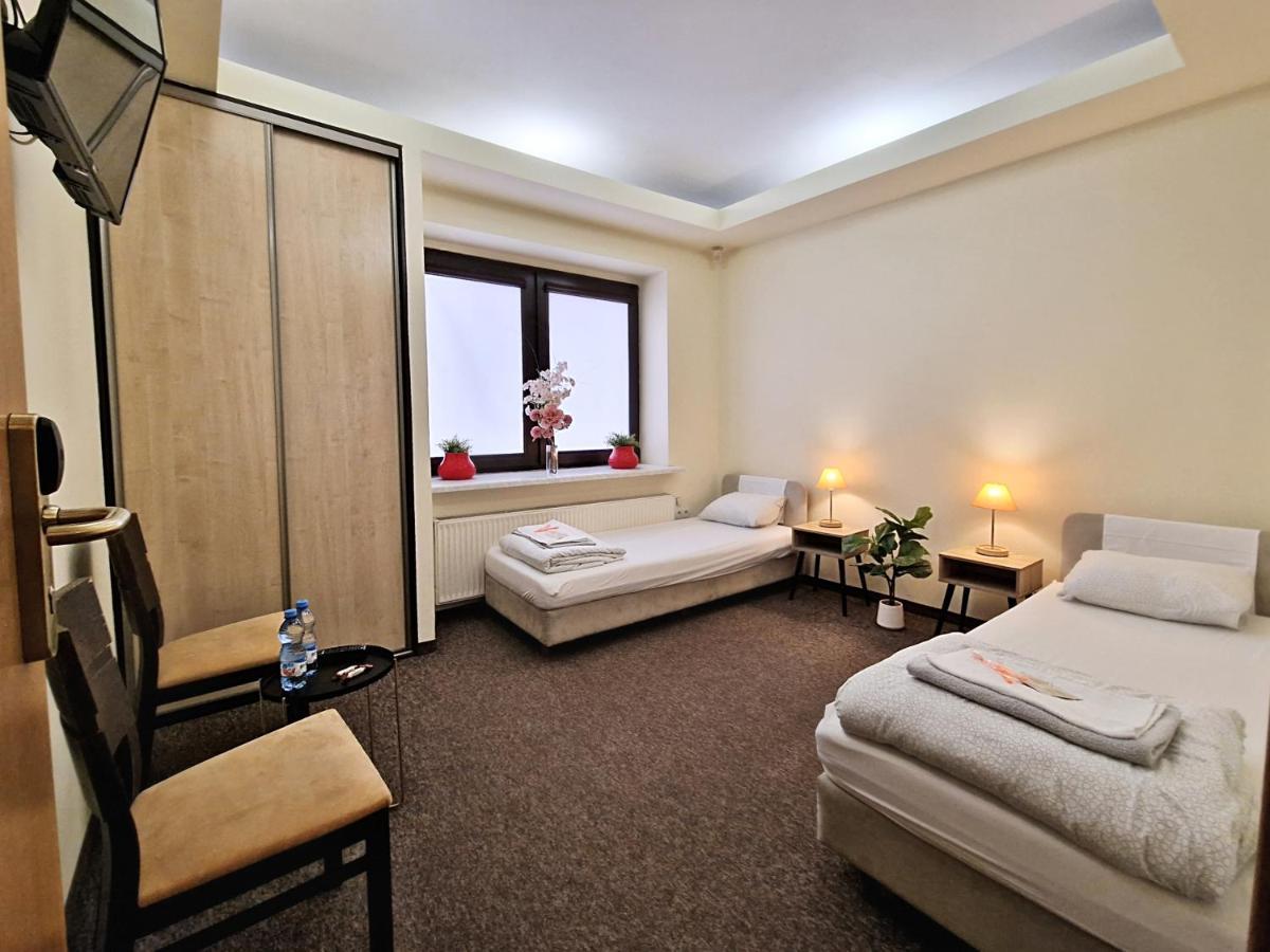 Helvetia Plus B&B - Private Rooms And Apartments Varšava Exteriér fotografie