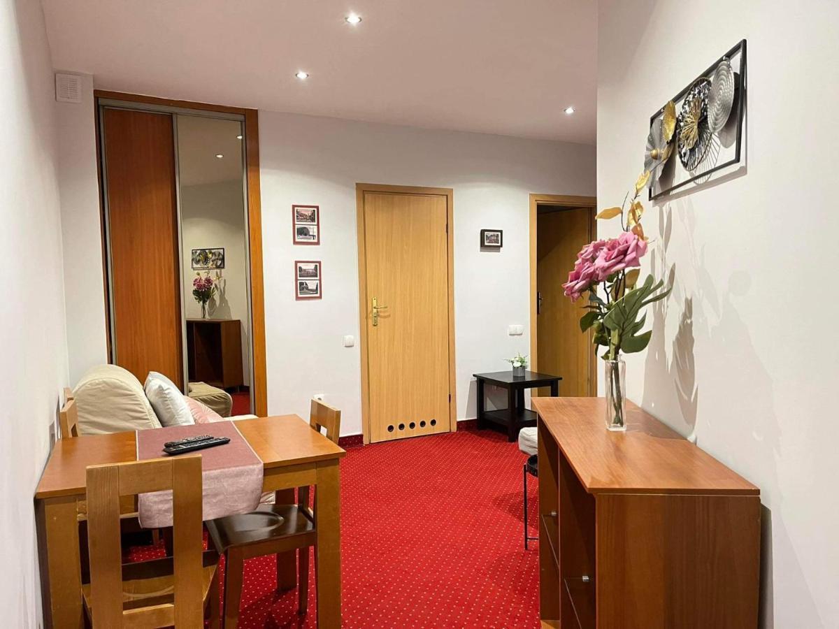 Helvetia Plus B&B - Private Rooms And Apartments Varšava Exteriér fotografie