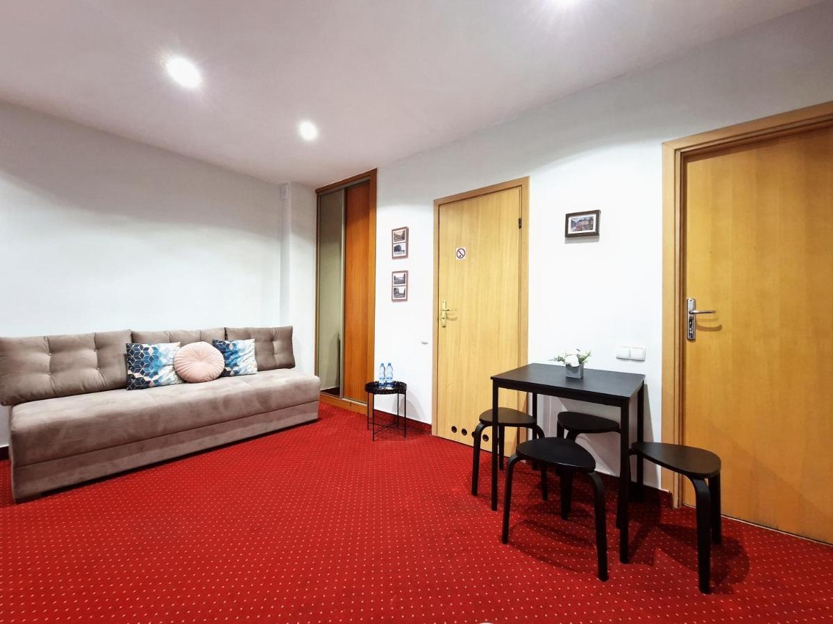 Helvetia Plus B&B - Private Rooms And Apartments Varšava Exteriér fotografie